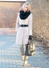 З чим носити біле пальто (89 фото): до коліна, короткий, образи з білим пальто, з якою взуттям можна носити