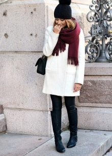 З чим носити біле пальто (89 фото): до коліна, короткий, образи з білим пальто, з якою взуттям можна носити