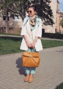 З чим носити біле пальто (89 фото): до коліна, короткий, образи з білим пальто, з якою взуттям можна носити