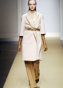 З чим носити біле пальто (89 фото): до коліна, короткий, образи з білим пальто, з якою взуттям можна носити