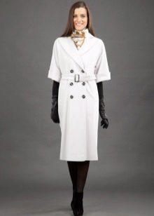 З чим носити біле пальто (89 фото): до коліна, короткий, образи з білим пальто, з якою взуттям можна носити