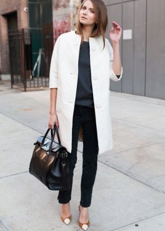 З чим носити біле пальто (89 фото): до коліна, короткий, образи з білим пальто, з якою взуттям можна носити
