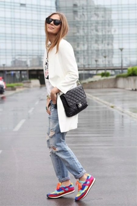 З чим носити біле пальто (89 фото): до коліна, короткий, образи з білим пальто, з якою взуттям можна носити