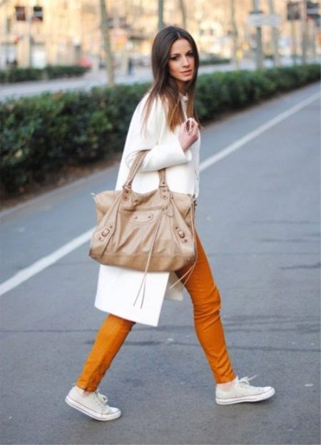 З чим носити біле пальто (89 фото): до коліна, короткий, образи з білим пальто, з якою взуттям можна носити