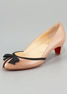 З чим носити бежеві туфлі (64 фото): чи можна носити з чорними колготками, з якими предметами гардероба краще надіти