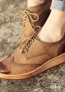 З чим носити бежеві туфлі (64 фото): чи можна носити з чорними колготками, з якими предметами гардероба краще надіти