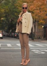 З чим носити бежеві туфлі (64 фото): чи можна носити з чорними колготками, з якими предметами гардероба краще надіти