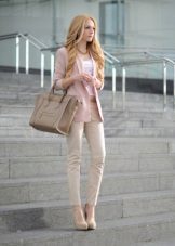 З чим носити бежеві туфлі (64 фото): чи можна носити з чорними колготками, з якими предметами гардероба краще надіти