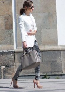 З чим носити бежеві туфлі (64 фото): чи можна носити з чорними колготками, з якими предметами гардероба краще надіти