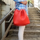 З чим носити червону сумку (95 фото): влітку лакову та шкіряну через плече жінкам, маленькі і спортивні, стильні образи