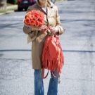 З чим носити червону сумку (95 фото): влітку лакову та шкіряну через плече жінкам, маленькі і спортивні, стильні образи