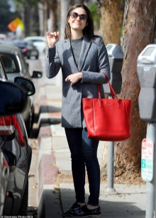 З чим носити червону сумку (95 фото): влітку лакову та шкіряну через плече жінкам, маленькі і спортивні, стильні образи