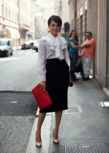 З чим носити червону сумку (95 фото): влітку лакову та шкіряну через плече жінкам, маленькі і спортивні, стильні образи