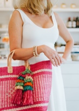 З чим носити червону сумку (95 фото): влітку лакову та шкіряну через плече жінкам, маленькі і спортивні, стильні образи