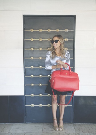 З чим носити червону сумку (95 фото): влітку лакову та шкіряну через плече жінкам, маленькі і спортивні, стильні образи