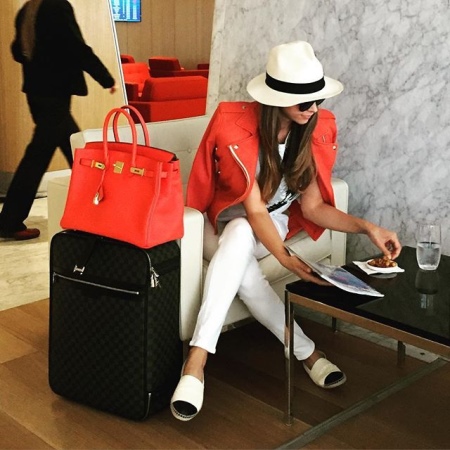 З чим носити червону сумку (95 фото): влітку лакову та шкіряну через плече жінкам, маленькі і спортивні, стильні образи