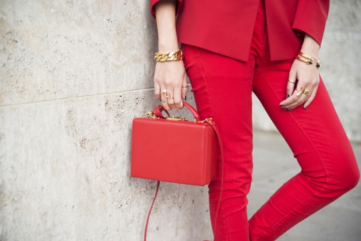 З чим носити червону сумку (95 фото): влітку лакову та шкіряну через плече жінкам, маленькі і спортивні, стильні образи