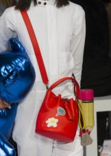 З чим носити червону сумку (95 фото): влітку лакову та шкіряну через плече жінкам, маленькі і спортивні, стильні образи