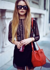 З чим носити червону сумку (95 фото): влітку лакову та шкіряну через плече жінкам, маленькі і спортивні, стильні образи