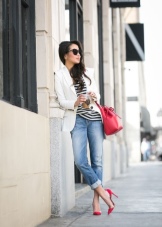 З чим носити червону сумку (95 фото): влітку лакову та шкіряну через плече жінкам, маленькі і спортивні, стильні образи