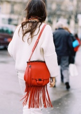 З чим носити червону сумку (95 фото): влітку лакову та шкіряну через плече жінкам, маленькі і спортивні, стильні образи