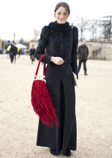 З чим носити червону сумку (95 фото): влітку лакову та шкіряну через плече жінкам, маленькі і спортивні, стильні образи