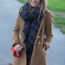 З чим носити червону сумку (95 фото): влітку лакову та шкіряну через плече жінкам, маленькі і спортивні, стильні образи