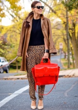 З чим носити червону сумку (95 фото): влітку лакову та шкіряну через плече жінкам, маленькі і спортивні, стильні образи