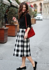 З чим носити червону сумку (95 фото): влітку лакову та шкіряну через плече жінкам, маленькі і спортивні, стильні образи