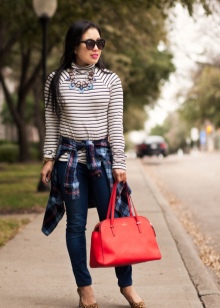 З чим носити червону сумку (95 фото): влітку лакову та шкіряну через плече жінкам, маленькі і спортивні, стильні образи