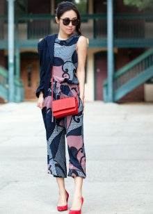 З чим носити червону сумку (95 фото): влітку лакову та шкіряну через плече жінкам, маленькі і спортивні, стильні образи