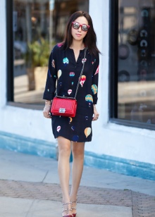 З чим носити червону сумку (95 фото): влітку лакову та шкіряну через плече жінкам, маленькі і спортивні, стильні образи