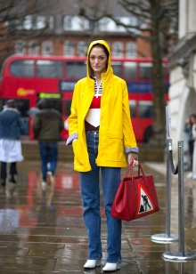 З чим носити червону сумку (95 фото): влітку лакову та шкіряну через плече жінкам, маленькі і спортивні, стильні образи