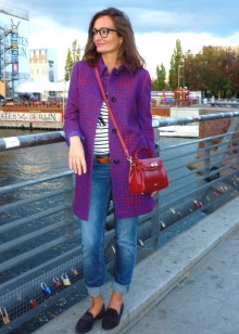 З чим носити червону сумку (95 фото): влітку лакову та шкіряну через плече жінкам, маленькі і спортивні, стильні образи