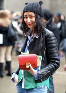 З чим носити червону сумку (95 фото): влітку лакову та шкіряну через плече жінкам, маленькі і спортивні, стильні образи