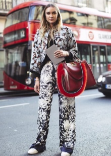 З чим носити червону сумку (95 фото): влітку лакову та шкіряну через плече жінкам, маленькі і спортивні, стильні образи