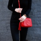 З чим носити червону сумку (95 фото): влітку лакову та шкіряну через плече жінкам, маленькі і спортивні, стильні образи