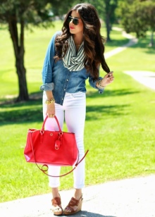 З чим носити червону сумку (95 фото): влітку лакову та шкіряну через плече жінкам, маленькі і спортивні, стильні образи