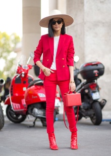 З чим носити червону сумку (95 фото): влітку лакову та шкіряну через плече жінкам, маленькі і спортивні, стильні образи