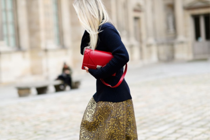 З чим носити червону сумку (95 фото): влітку лакову та шкіряну через плече жінкам, маленькі і спортивні, стильні образи