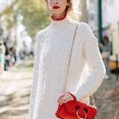 З чим носити червону сумку (95 фото): влітку лакову та шкіряну через плече жінкам, маленькі і спортивні, стильні образи