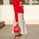 З чим носити червону сумку (95 фото): влітку лакову та шкіряну через плече жінкам, маленькі і спортивні, стильні образи