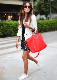 З чим носити червону сумку (95 фото): влітку лакову та шкіряну через плече жінкам, маленькі і спортивні, стильні образи