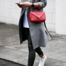 З чим носити червону сумку (95 фото): влітку лакову та шкіряну через плече жінкам, маленькі і спортивні, стильні образи