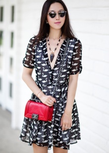 З чим носити червону сумку (95 фото): влітку лакову та шкіряну через плече жінкам, маленькі і спортивні, стильні образи