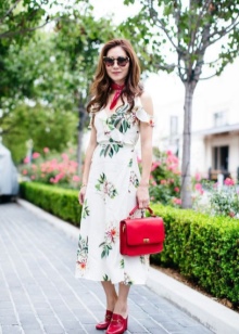 З чим носити червону сумку (95 фото): влітку лакову та шкіряну через плече жінкам, маленькі і спортивні, стильні образи