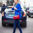 З чим носити червону сумку (95 фото): влітку лакову та шкіряну через плече жінкам, маленькі і спортивні, стильні образи