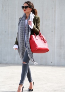 З чим носити червону сумку (95 фото): влітку лакову та шкіряну через плече жінкам, маленькі і спортивні, стильні образи