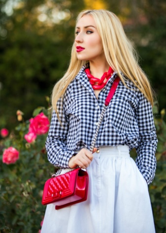З чим носити червону сумку (95 фото): влітку лакову та шкіряну через плече жінкам, маленькі і спортивні, стильні образи