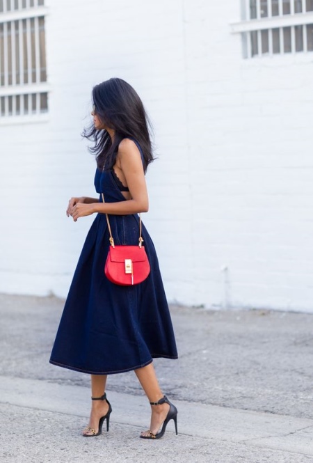 З чим носити червону сумку (95 фото): влітку лакову та шкіряну через плече жінкам, маленькі і спортивні, стильні образи